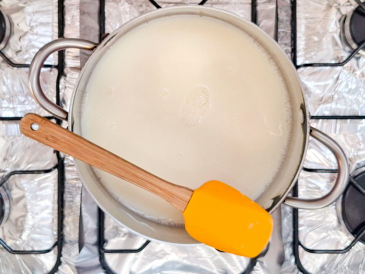 Panela em fogo para ferver a mistura.