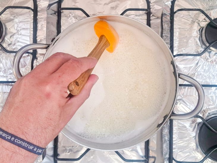 Espátula encostada nas laterais para raspar os resíduos.