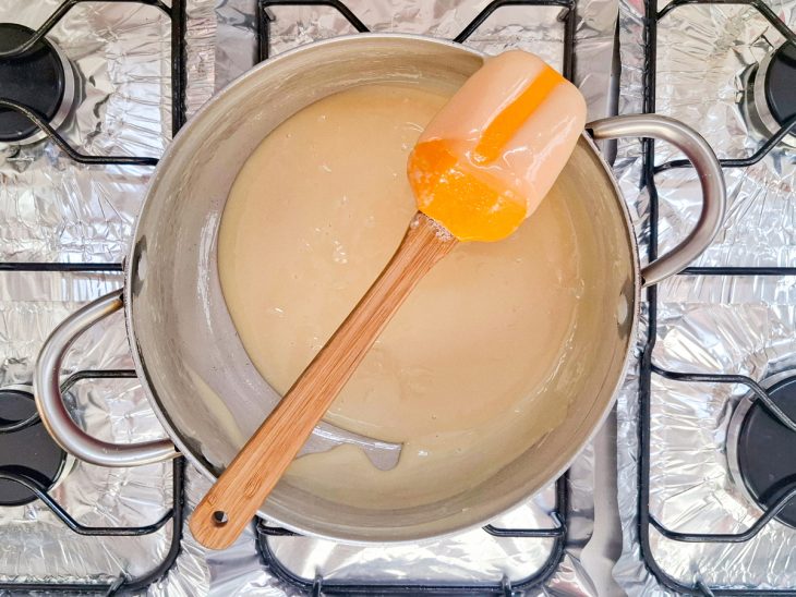 Leite condensado no ponto correto.