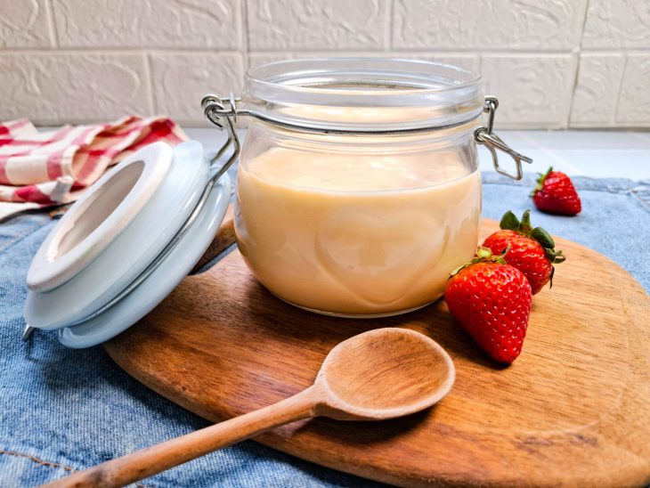 Leite condensado caseiro pronto para consumo.