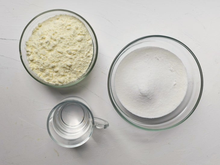 Ingredientes do leite condensado fake reunidos na mesa.