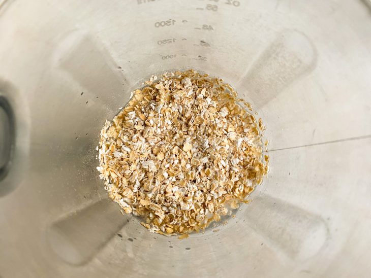 Aveia e água adicionadas no liquidificador.