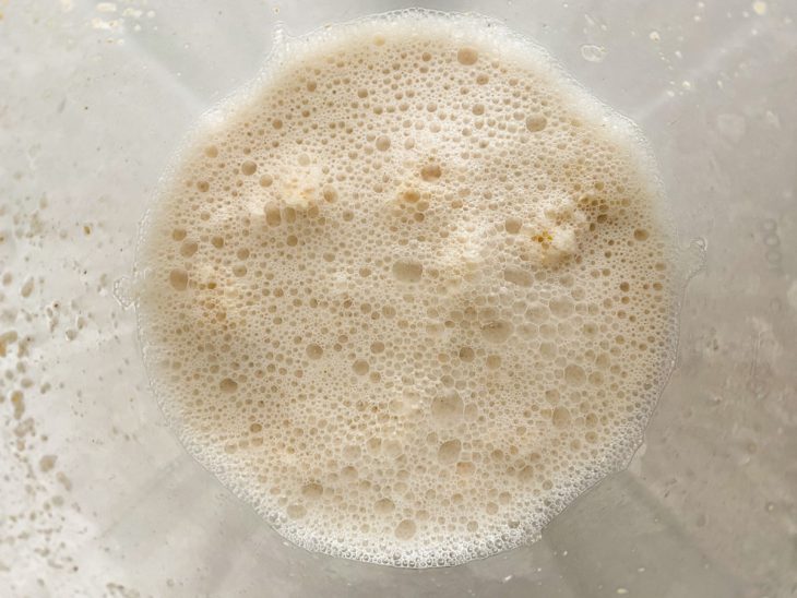 Aveia e água batidos no liquidificador.