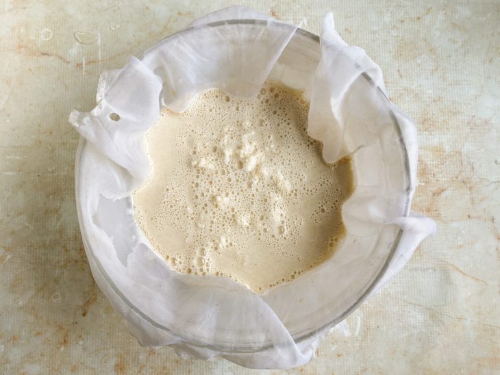 Mistura do liquidificador sobre um pano fino.