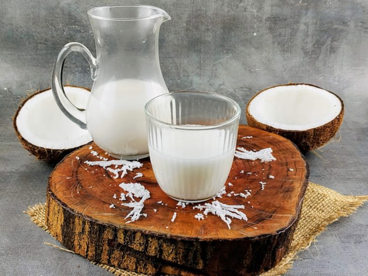 Leite de coco caseiro pronto para consumo servido em jarra e copo.