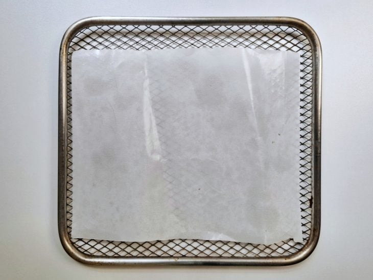 Fundo da assadeira forrada com papel-manteiga.