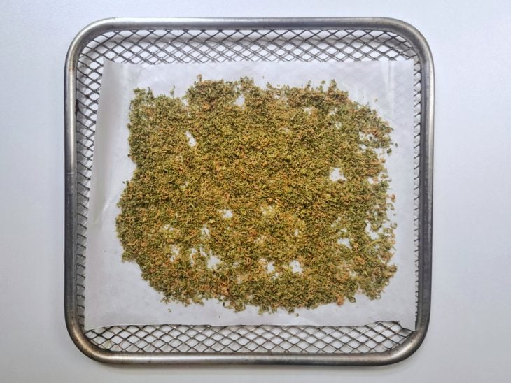 Raspas de limão secas.