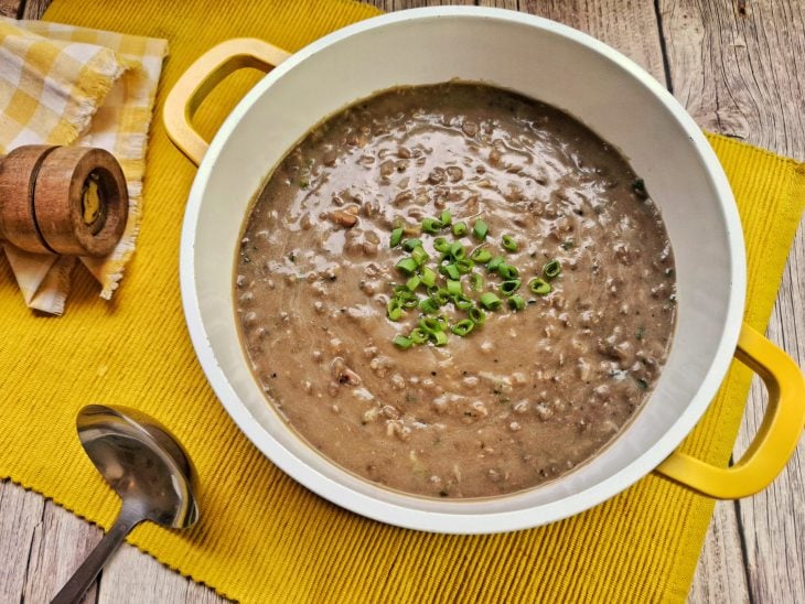 Uma panela contendo lentilha com bacon.