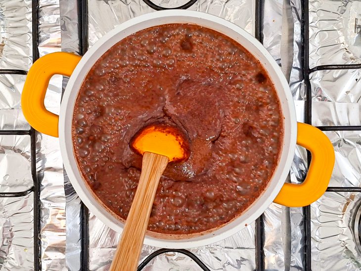 Chocolate meio amargo derretendo na calda ainda quente.