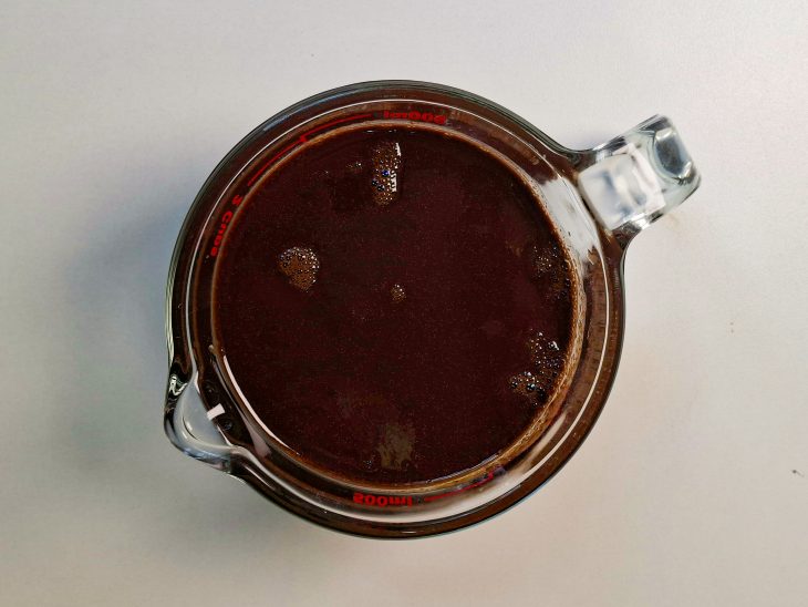 Calda de chocolate homogênea e brilhante pronta.