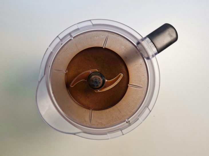 Mistura de rum, leite condensado e cacau sendo batida no liquidificador.