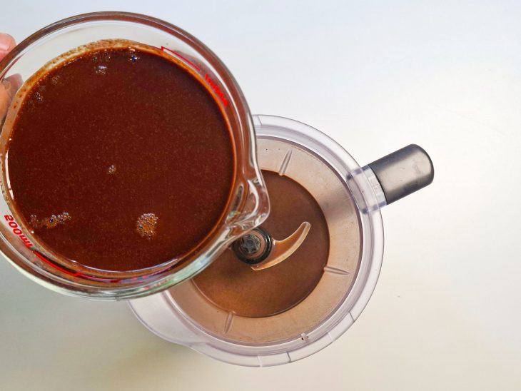 Calda fria sendo adicionada ao liquidificador.