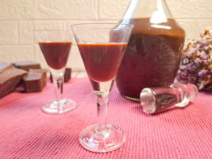 Licor servido gelado em copo.