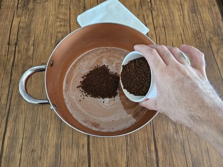 Uma panela com água, açúcar e café solúvel.