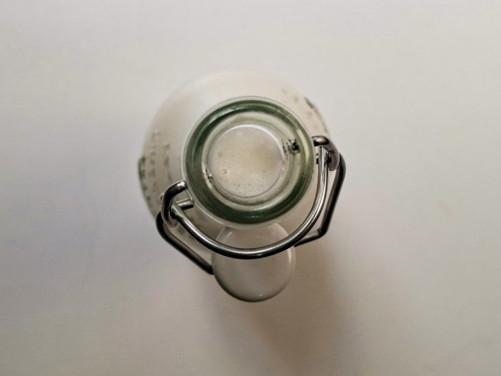 Licor transferido para garrafas com funil.