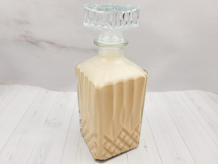 Um recipiente contendo licor de doce de leite.