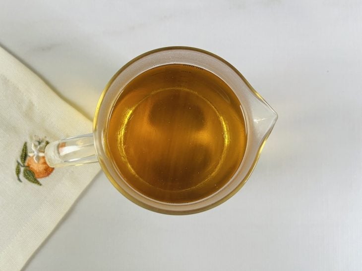 Uma jarra com caramelo dissolvido em água.
