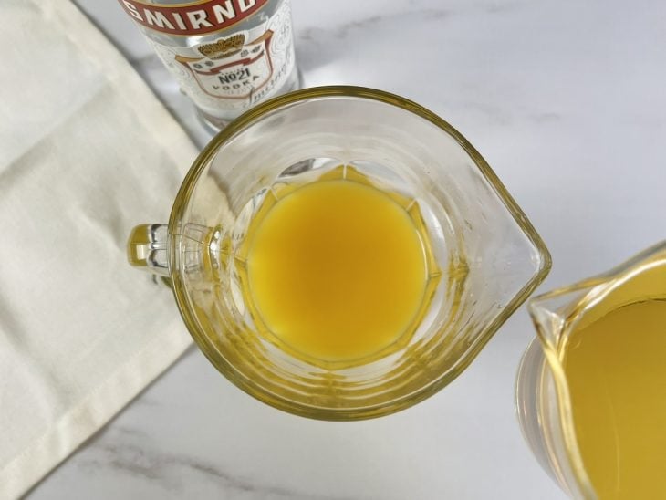Uma jarra com a mistura de todos os ingredientes do licor.