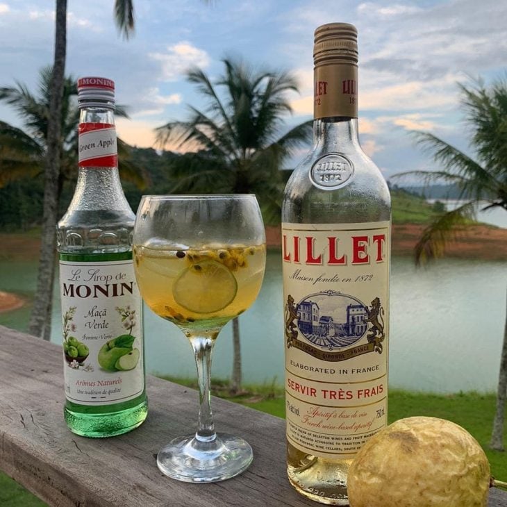 Lillet tônica com maçã verde e maracujá