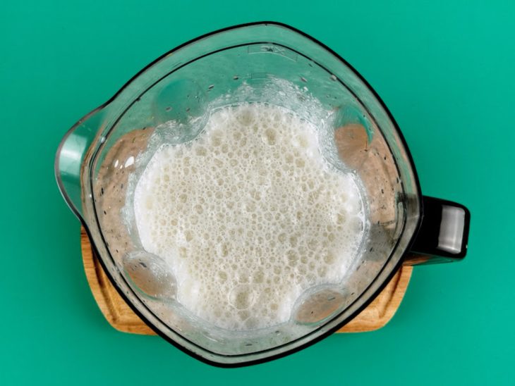 Chá, suco de limão, leite condensado e gelo batidos no liquidificador.