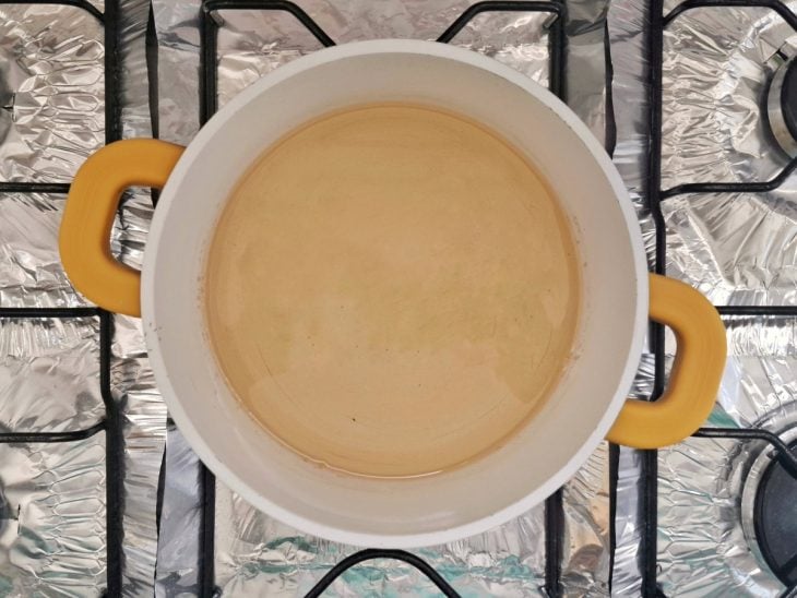 Panela com calda de açúcar.