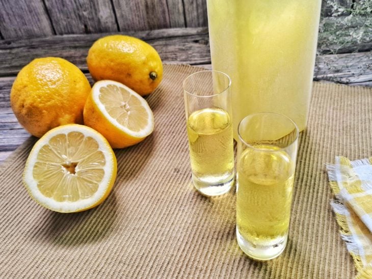 Limoncello caseiro pronto para consumo.