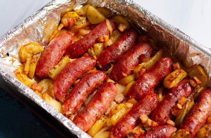 Linguiça assada com batatas