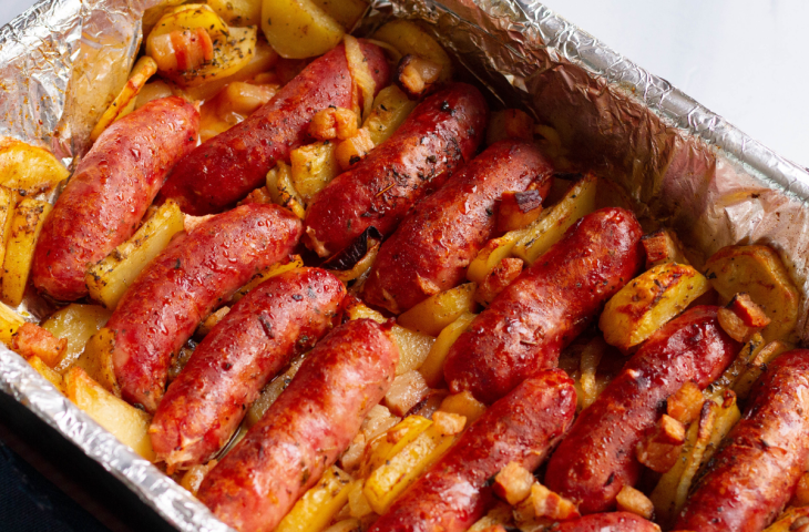 Linguiça assada com batatas