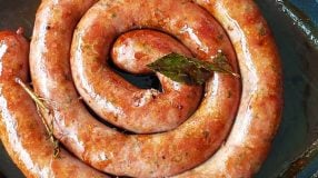 Linguiça caramelizada na cerveja