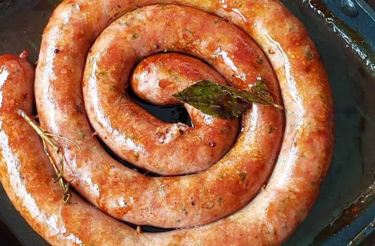 Linguiça caramelizada na cerveja