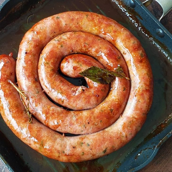 Linguiça caramelizada na cerveja