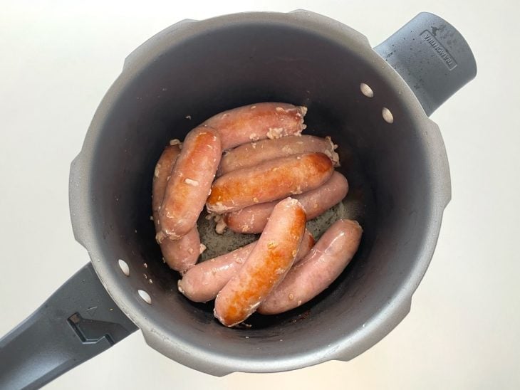 Linguiça numa panela com azeite.