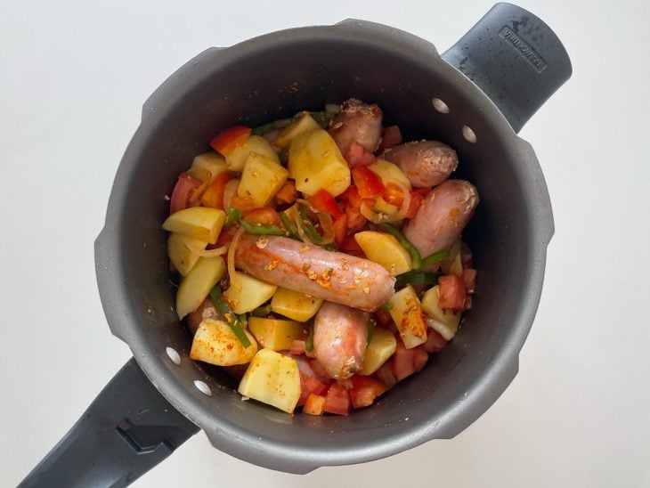 Ingredientes adicionados na panela.