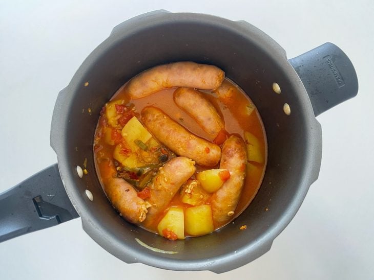 Água adicionada na panela.