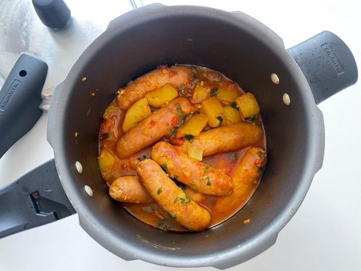Linguiça com batata após tempo de pressão.