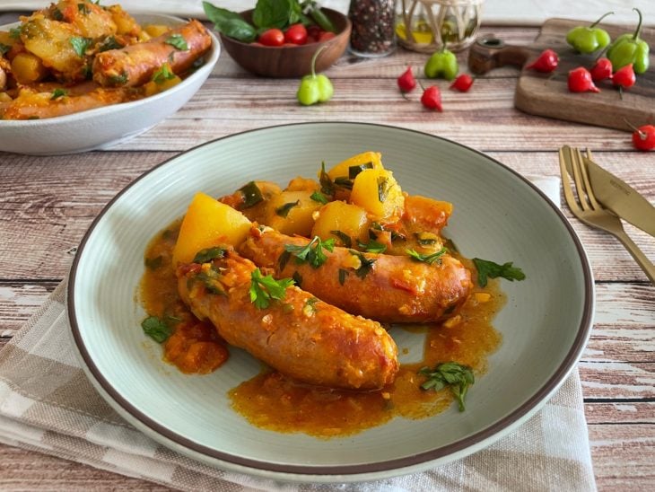 Linguiça com batata servida num prato individual.