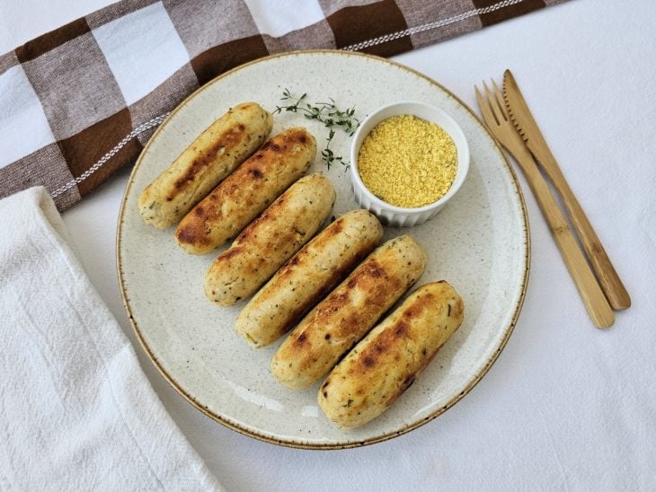 Um prato contendo linguiça de frango.