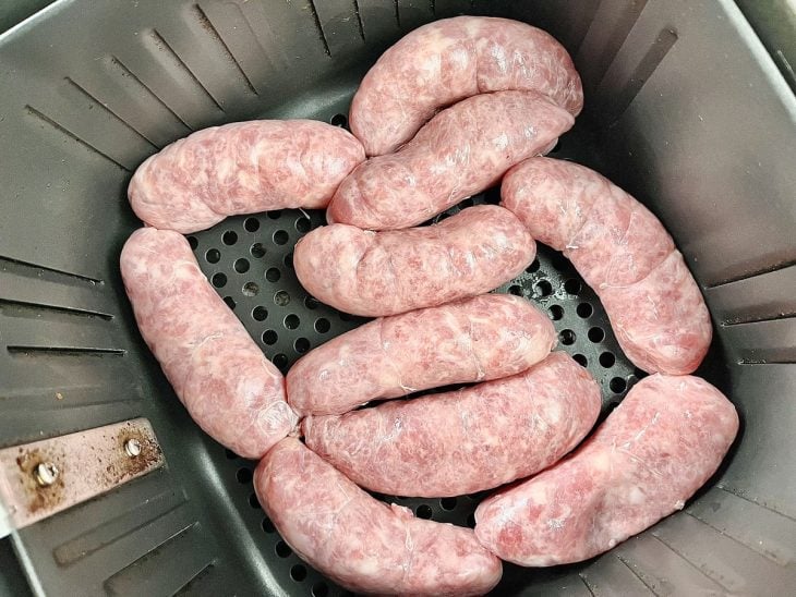 Gomos de linguiça acomodados no cesto da Air Fryer.