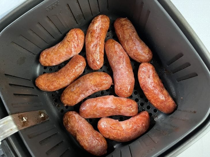 Linguiças assadas no cesto da Air Fryer.