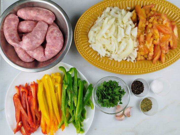 Ingredientes reunidos em uma bancada.