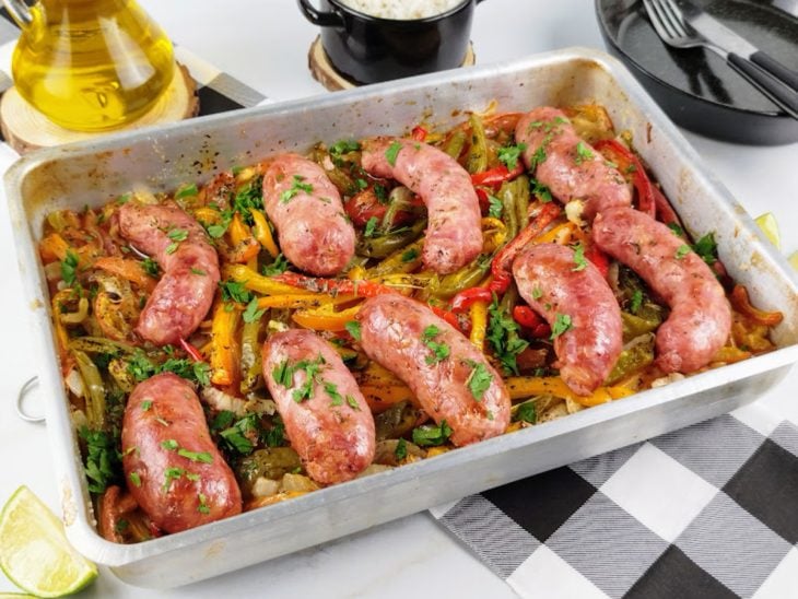 Linguiça de forno assada na forma.