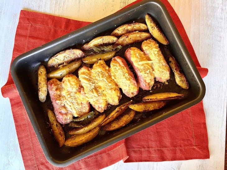 Linguiças recheadas gratinadas com batatas.