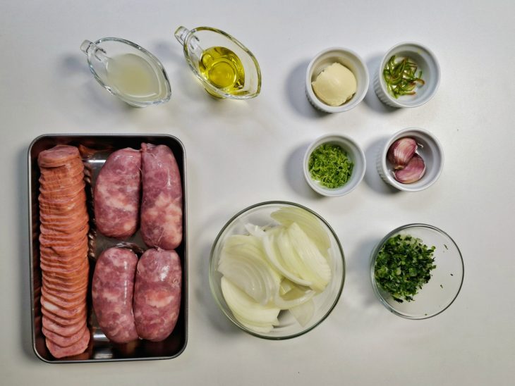 Ingredientes para a receita reunidos em uma bancada.