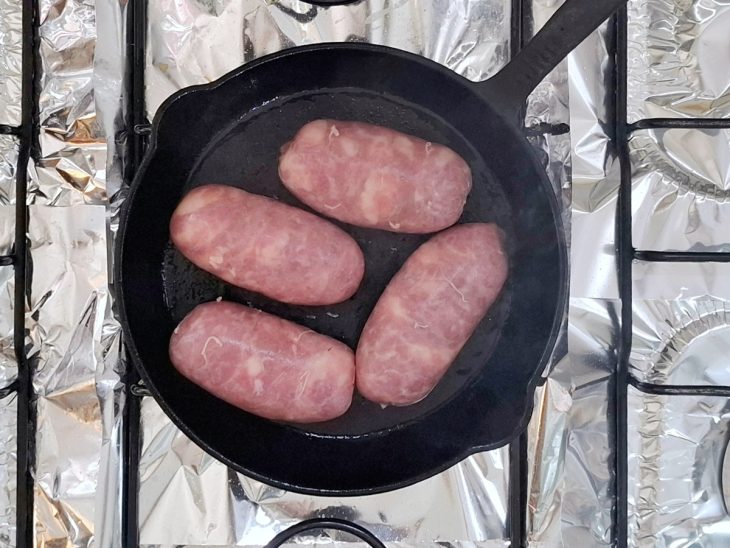 Gomos de linguiça acomodados na frigideira.