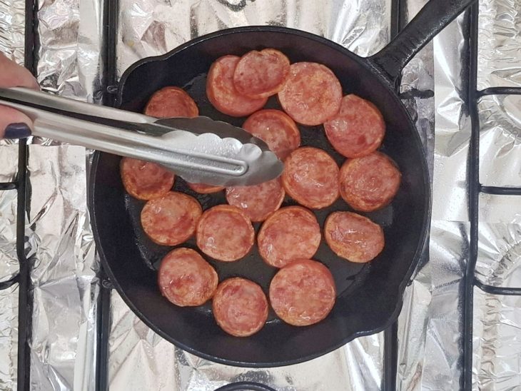 Rodelas de calabresa grelhadas.