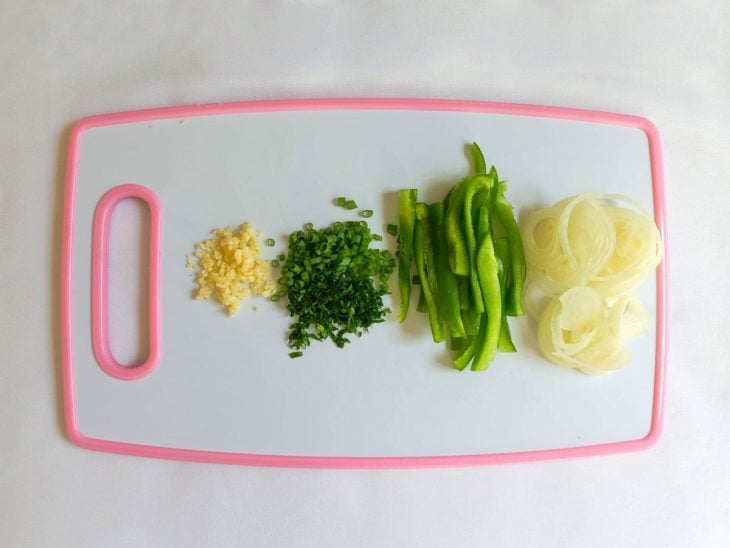 Ingredientes picados sobre uma tábua.