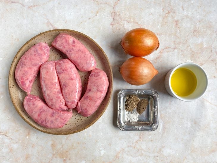 Ingredientes reunidos em uma bancada.