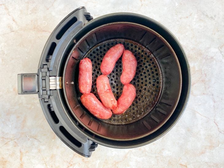 Gomos de linguiça toscana dentro da airfryer.