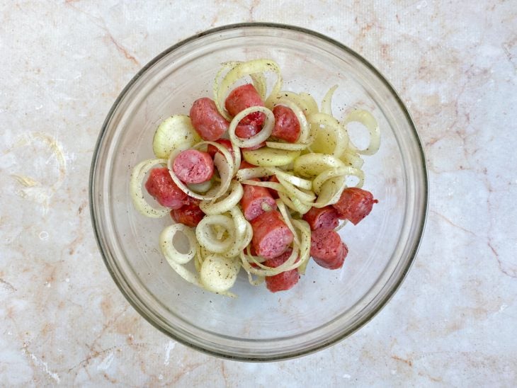 Linguiça adicionada ao recipiente de vidro.