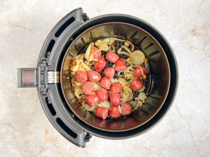 Linguiça toscana e cebola fritos na airfryer.